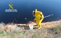 La Guardia Civil investiga a una empresa de fertilizantes, por un supuesto delito contra los recursos naturales y el medio ambiente., Los residuos almacenados en dos balsas, provocaron la muerte a una veintena de aves, algunas de ellas protegidas. Se tratan de residuos irritantes y corrosivos caracterizados como peligrosos, que pueden provocar un daño sustancial en la calidad del agua superficial y en los acuíferos y un riesgo para la salud de las personas y para la fauna y la flora